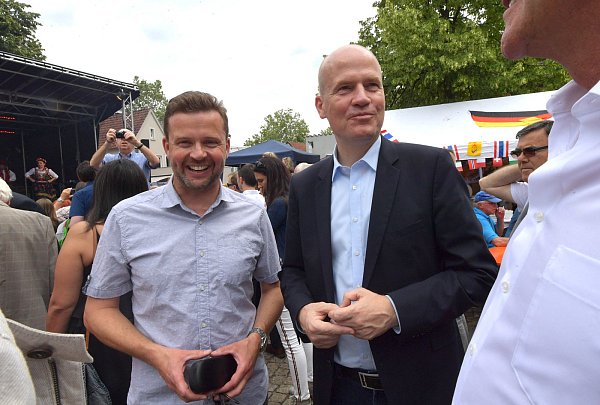 Wird nicht Ursula von der Leyens Erbe: Im Gespräch mit Raphael Tigges (links) betonte CDU/CSU-Fraktionschef Ralph Brinkhaus immer wieder: "Ich werde nicht neuer Verteidigungsminister". - © Jens Dünhölter