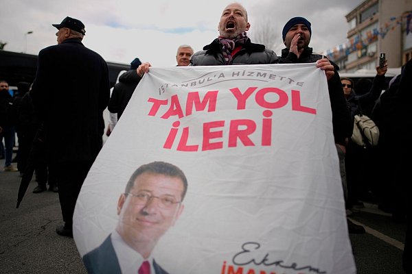 Proteste in Istanbul: Anhänger von Ekrem Imamoglu zeigen ihre Unterstützung für den festgenommenen Bürgermeister. - © Emrah Gurel/AP/dpa