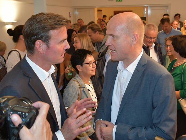 Wahl 2018: Bundetagsabgeordneter Ralph Brinkhaus (r.) gratulierte Bürgermeister Andreas Sunder zum Sieg. Damals war Sunder noch als Kandidat der Freien Wählergemeinschaft angetreten. - © Birgit Vredenburg