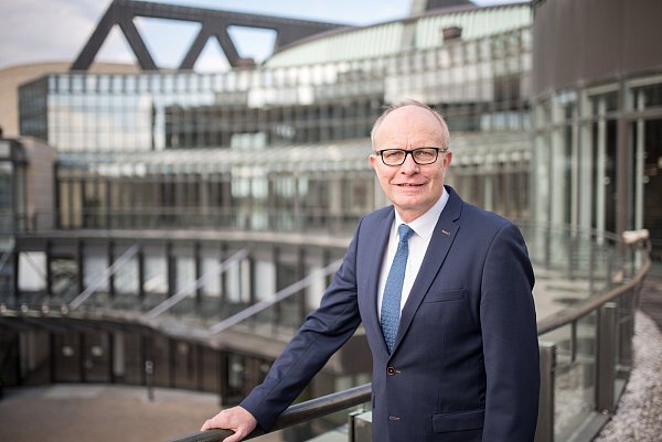 Der Stadtsportverbands-Vorsitzende Bernhard Hoppe-Biermeyer stellte die Förderliste dem Sportausschuss und den Sportvereinen in Delbrück vor. - © Hoppe-Biermeyer