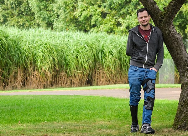 Sven Böker aus Bünde hatte einen schweren Motorradunfall auf der A30, bei dem er einen Teil seines rechten Arms und seines rechten Fußes verlor. - © Kathrin Weege