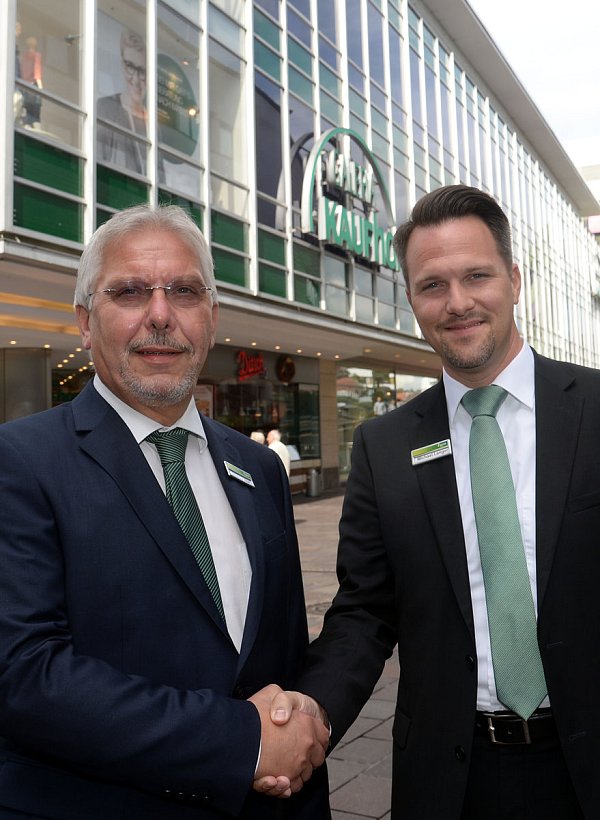 Der eine geht, der andere kommt: Hartmut Abel (l.) übernimmt die Geschäftsführung der Kaufhof-Filiale in der Westernstraße von Michael Langer, den es nach Köln zieht. - © Marc Köppelmann
