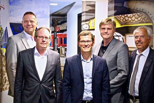 Bleiben im Gespräch: Die CDU-Landtagsabgeordneten Uwe Schünemann (2. v. r.) und Matthias Goeken (l.) mit Vertretern der Niedersächsischen Landesnahverkehrsgesellschaft. - © Foto: Privat