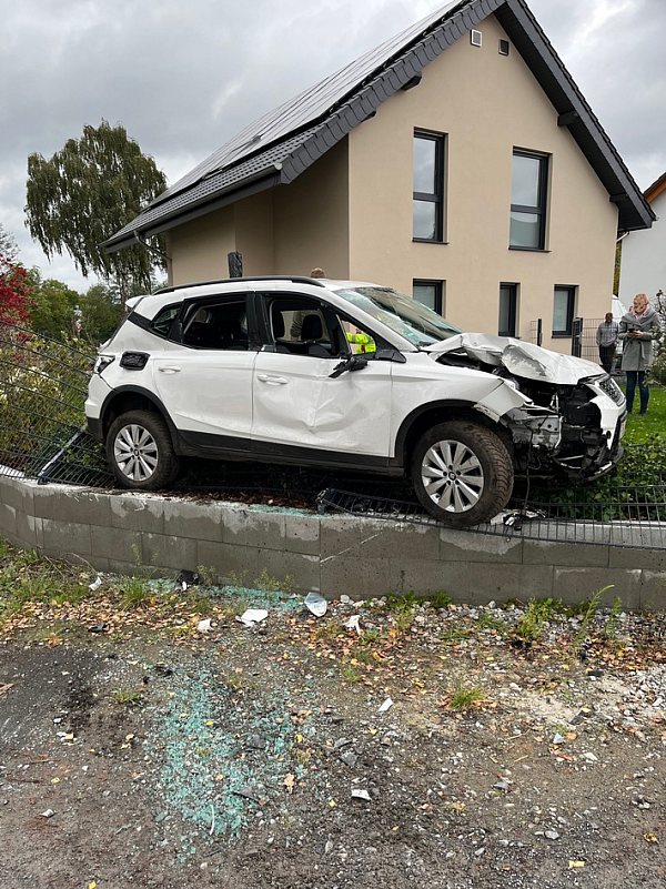 Fahrer und Beifahrer verletzten sich bei dem Unfall schwer. - © Paderborn