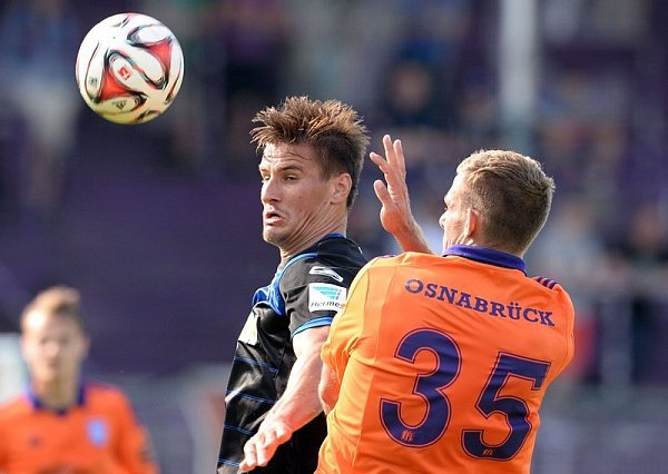 Hat fürs Leipzig-Spiel keinen Freifahrtschein: Paderborns Neuzugang Stefan Kutschke (l.). Foto: Köppelmann