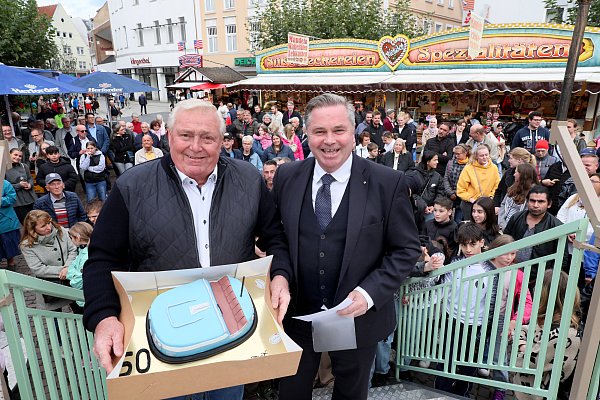 Bürgermeister Tim Kähler überreichte Alfred Küchenmeister eine Torte in Form eines Autoscooters. Der Schausteller hat alle 50 Feste miterlebt. - © Frank-Michael Kiel-Steinkamp