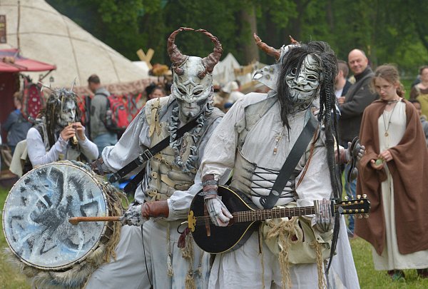 Die französische Theatergruppe "Kervan Compagnie" bildet zusammen mit den Musikern von "Compagnie Desmodium" eine mitreißende, Mischung aus Musik, Akrobatik, Tanz, Theater und Stelzenlauf. - © Jens Dünhölter
