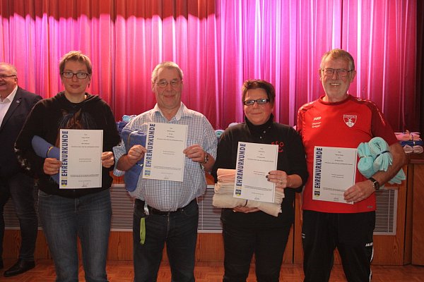 Sportabzeichen-Jubilare: Tanja Schmidt und Michael Duden haben das Sportabzeichen 20 mal abgelegt, Sylvia Rossa zehn Mal und Werner Greger 15 mal. - © Klaus Frensing