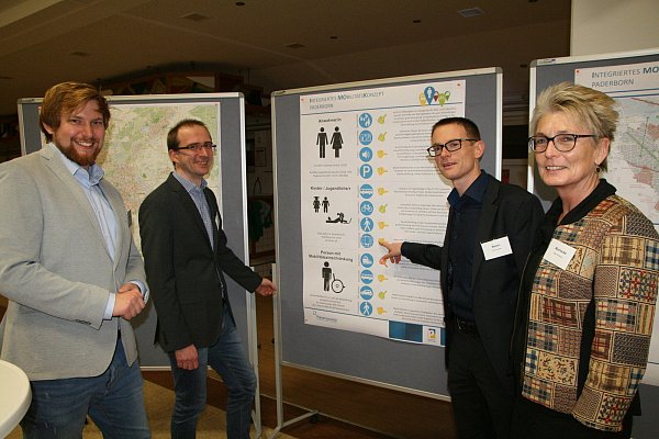 Lukas Ossenbrink (v. l.) und Harald Bock vom Stadtplanungsamt präsentieren zusammen mit Projektleiter Christian Bexen vom Büro Planersocietät Dortmund und der technischen Beigeordneten Claudia Warnecke einen Stand, der sich mit unterschiedlichen Zielgruppen beschäftigt. - © Andreas Götte