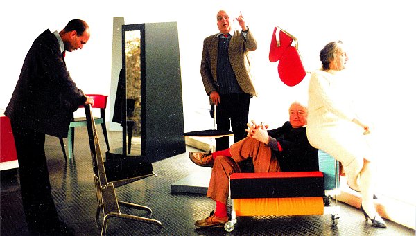 Legendäres Treffen: Axel Bruchhäuser (v.l.), Stefan Wewerka, Peter und Alison Smithson 1985 bei Tecta in Lauenförde. - © tecta-Archiv