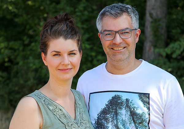 <p>Lara (l.) und Tobias Theel (r.) stecken hinter der Idee vonSchneggi & Spatzl</p> 
- © Open the Box GmbH