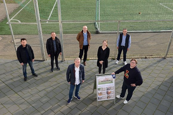 Vasilis Tsiamatos, Fehmi Büjüksal, Peter Roggenkamp, Konrad Hesse, Carmen Stickling, Volker Stickling und Roland Westerwinter (v.l.) sind an der Gutscheinaktion des SV Spexard beteiligt. - © Markus Schumacher