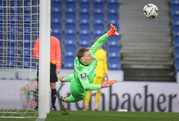 Erst unglücklich, dann voll auf der Höhe: Arminia-Keeper Leo Oppermann hält gegen Preußen Münster zwei Elfmeter. - © Oliver Krato