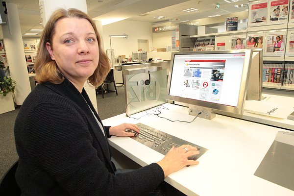 Im Netz: Sachbearbeiterin Bianca Delius unterstützt die zumeist Jugendlichen Job-Suchenden im BIZ der Agentur für Arbeit. - © Peter Steinert