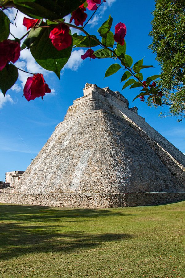 Voladores in Aktion: Der Tanz der fliegenden Männer ist ein 1.400 Jahre altes Ritual, das in vielen Gegenden Mexikos in seiner Bedeutung variiert. - © Ekkehart Eichler