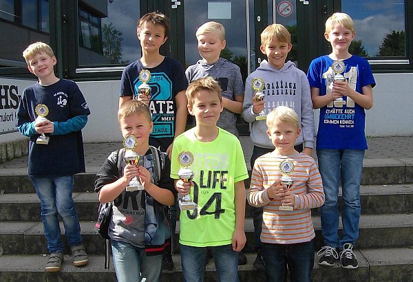 Denksportler: Tim Kröger (hinten v. l.)., Nicolai Haas, Elias Kassebaum, Julius Luttermann und Stephen Wortmann lagen bei der U 12 vorne. Lenn Aufderheide(vorne v. l.), Ben Marius Pertuch und Alexander Schneider holten die Pokale bei der U 10. - © Privat