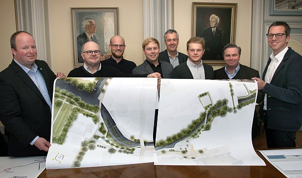 Siegreich: David Paffenholz (v. l.), Reinhold Barthel, Jan-Hendrik Hüsken, Henrik Heitbrink, Beigeordneter Peter Böhm, Daniel Hagedorn, Bürgermeister Tim Kähler und Nils Kortemeier mit dem Entwurf, der den ersten Platz errang. - © Frank-Michael Kiel-Steinkamp