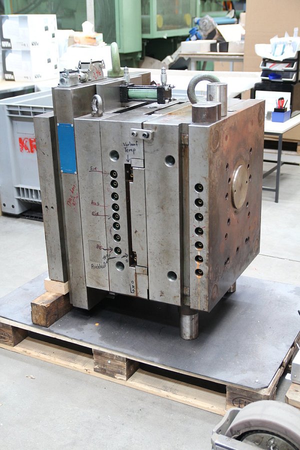 Drei Tonnen schwer: In diesem Werkzeug aus Stahl werden Produkte aus Kunststoff hergestellt. - © Nora Pfützenreuter