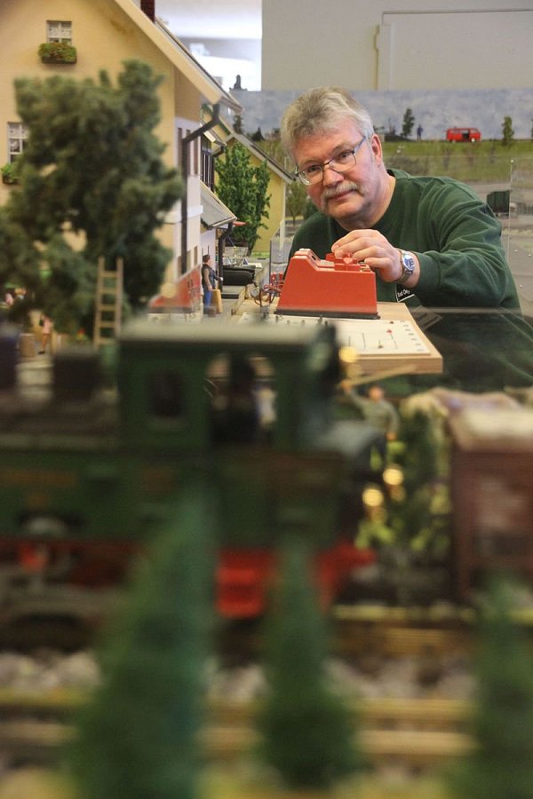 Analoge Technik: Dieter Schiermeyer mit seiner Gartenbahn. - © Johannes Wöpkemeier