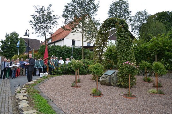An der Stelle, wo bis 1938 die Synagoge in Pömbsen gestanden hatte, erinnern neben dem Gedenkstein jetzt auch zehn Rosenstämme an die Schicksale der jüdischen Familien aus dem Dorf.