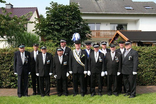 (hinten v. l.) Werner Marquardt, 1. Vorsitzender, Heinz Rose, Guido Müller, Holger Mantel, Oberstadjutant, Olaf Müller, Oberst, (vorne v. l.) Heinrich Busch, Erhard Schön, Mario Flore, Schützenkönig, Vinzenz Müller, Bernhard Flore, Uwe Ahlemeyer, 2. Vorsitzender, sind ihrem Verein treu. - © FOTOS: JOHANNES AHLEMEIER
