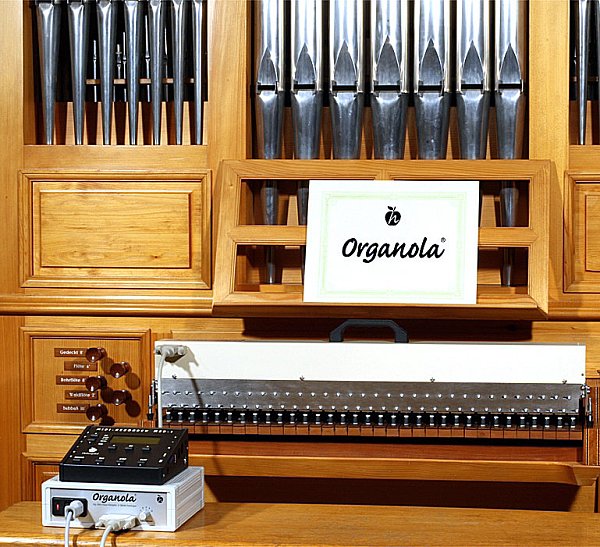 Organola: Die bayerische Firma Holzapfel stellt den Manual-Aufsatz her, der die Tasten der Orgel drückt, wie es ein Kirchenmusiker an einer anderen Orgel vorher eingespielt hat. - © Foto: Hersteller