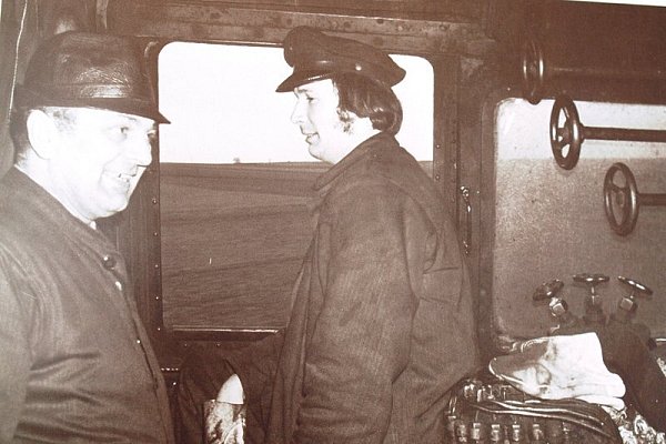 Das Foto aus den Anfängen der 70er Jahre zeigt den jungen Heizer Anton Lukas (r.) mit seinem Lokführer Johannes Kleibring während einer Talfahrt, bei der keine Kohlen geschippt werden mussten. - © FOTO: PRIVAT