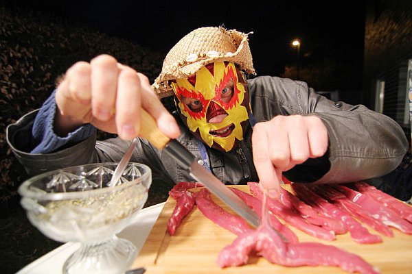 Wie im Horrorfilm: Der Meister selbst schneidet das Fleisch in grillgerechte Stücke. - © Michael Schuh