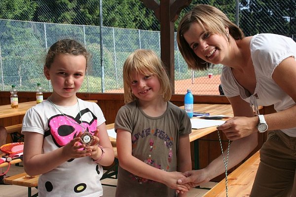 Werden mit Medaillen belohnt: Jugendwartin Kerstin Gockeln gratuliert den Jüngsten zum Tennis-Sportabzeichen