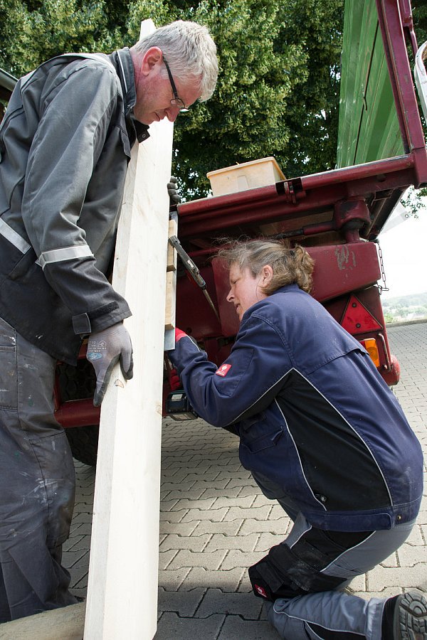 Teamwork: Jürgen Bartelheim und Angelika Becker bauen eine Treppe an den Anhänger an. - © CUT_MUELLER