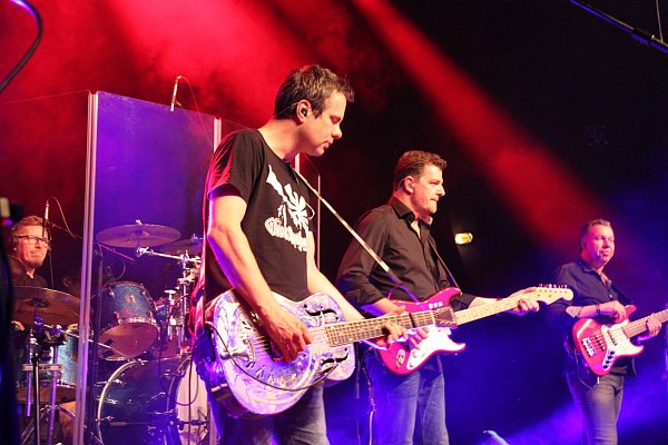 Wolfgang Uhlich (von links), Peter Spencer und Thomas Fiebig leben für ihre Band "Dire Strats" - und das merken die Fans bei jedem Lied. Soviel Authenzität und Leidenschaft für gute Musik wird mit tosendem Applaus belohnt. - © Sonja Töbing