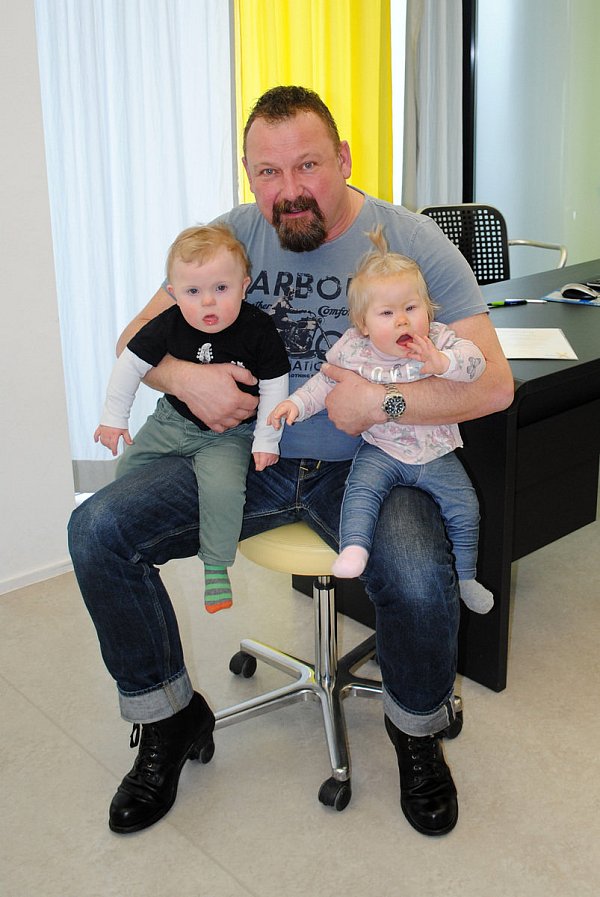 Ausgezeichnet: Der Bünder Kinderarzt Jan C. Hambruch mit seinen besonderen kleinen Patienten Julian (14 Monate) und Hailey (11 Monate). - © Foto: Vanessa Kristahn