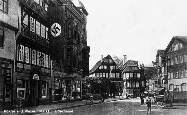 Am Tilly-Haus am Marktplatz hängt 1937 von Weitem sichtbar eine Hakenkreuzflagge. - © FOTO: STADTARCHIV