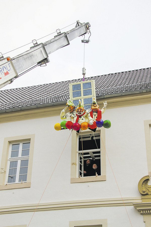 Mit einem Kran: Das Kunstwerk wird ins Fenster transportiert. - © Madita Schellenberg