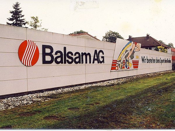 Mit dem Slogan "Wir bereiten dem Sport den Boden" warb die weltweit agierende Balsam AG. - © FOTO: NICOLE DONATH