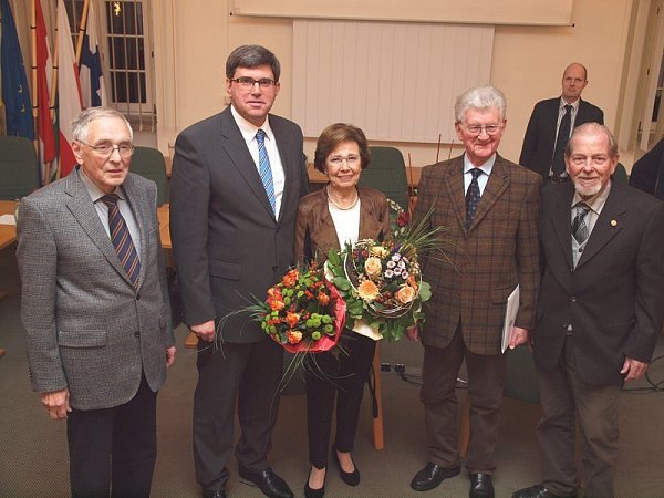 Stadtheimatpfleger Johannes Waldhoff, Bürgermeister Joachim Franzke, Marlies und Heinz Gellhaus sowie der Vorsitzenden des Heimatvereins, Erhard Potrawa (v. l.). - © FOTO: JOSEF KÖHNE