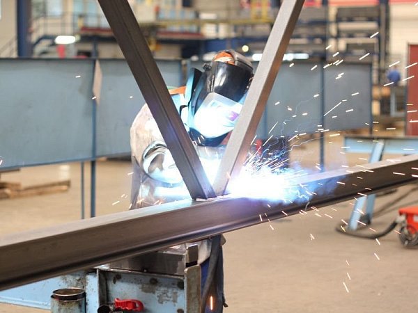 Im Bielefelder Stahlelementewerk werden Stahlträger geschweißt - © FOTO: ANDREAS ZOBE