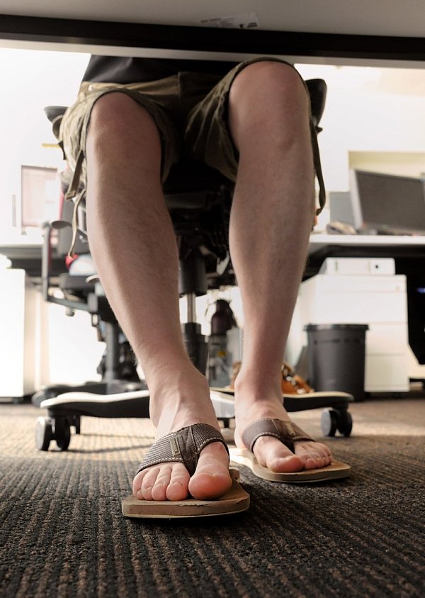 Im Notfall okay: Eigentlich sollen Mitarbeiter auf Shorts und Flip-Flops im Büro verzichten. - © picture alliance