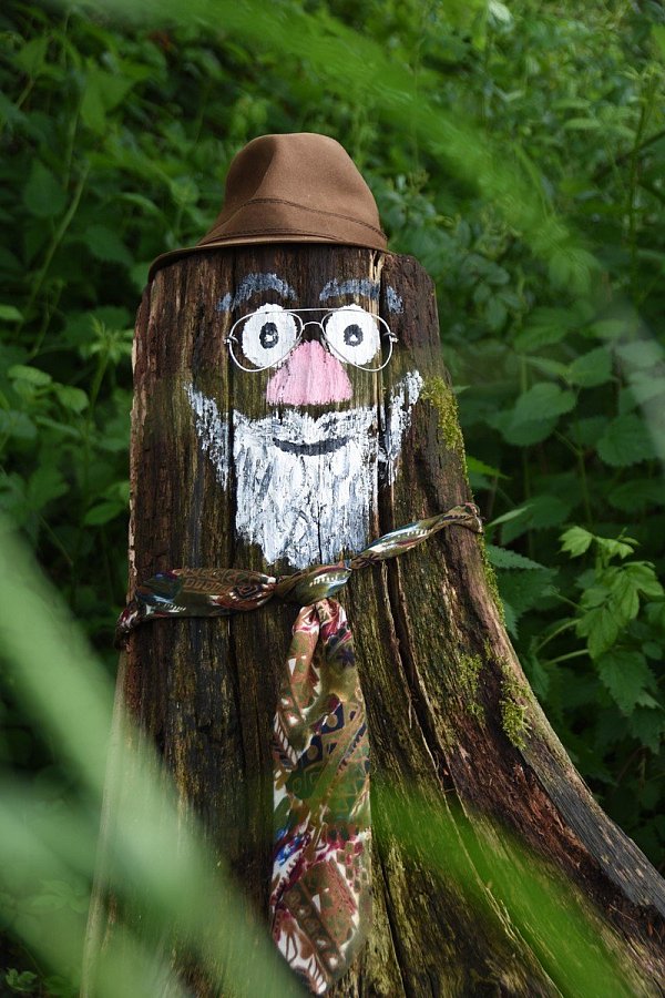Mit Hut und Krawatte: Der weise Waldschrat.  - © Julia Fahl