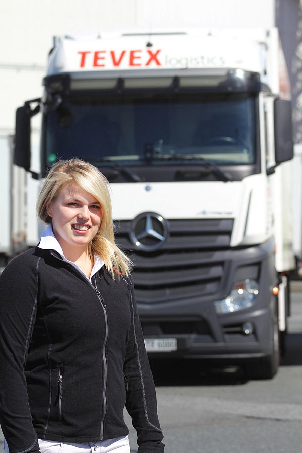 Gern mit dem Stern: Die angehende Berufskraftfahrerin vor einem Mercedes-Lastwagen. - © Michael Schuh