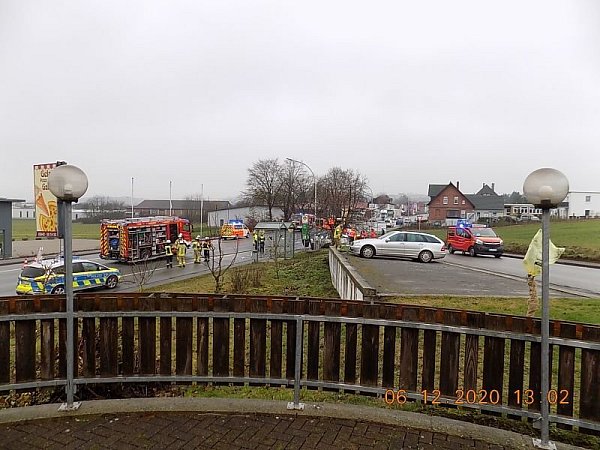 Die B7 ist am Sonntagmorgen nach dem Unfall gesperrt. - © Feuerwehr Warburg