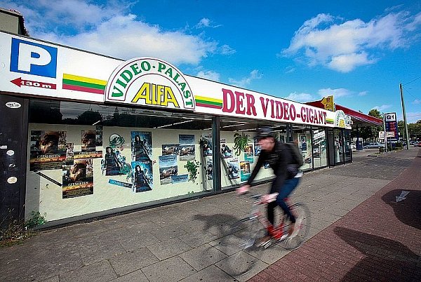 Die Videothek an der Artur-Ladebeck-Straße macht Ende des Monats dicht. Zwei Mitarbeiter stehen auf der Straße. Film-Poster werden dann nicht mehr im Schaufenster hängen. - © FOTO: ANDREAS ZOBE