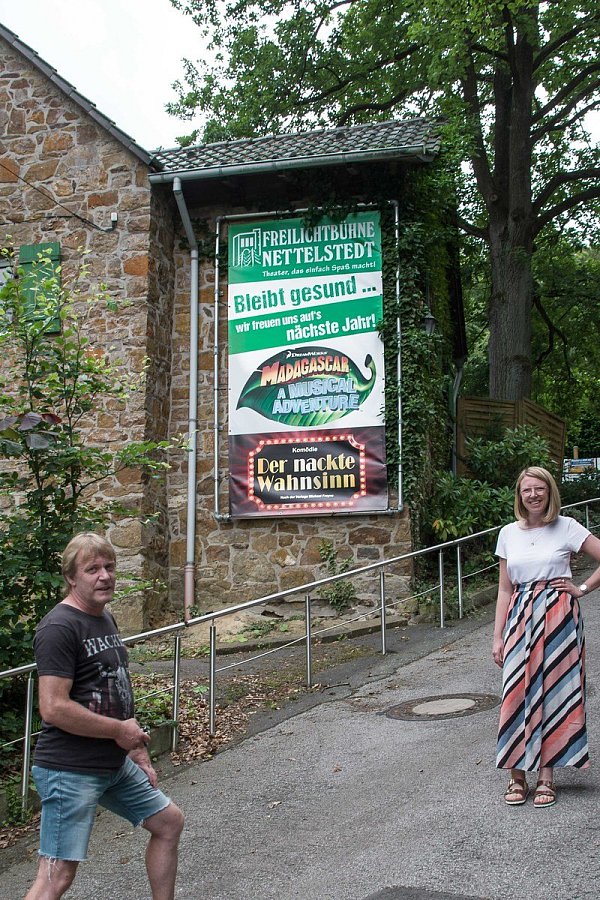 Volker Kracht und Jana Hagemeyer freuen sich wie ihre Mitspieler auf das kommende Jahr. Dann sollen die beiden Stücke, die eigentlich für diesen Sommer geplant waren, nachgeholt werden. - © Cornelia Müller