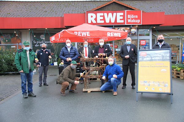Die Initiatoren der Idee um Landwirt Thomas Menne (vorn r.) und Stadtheimatpfleger Ulrich Pieper (vorn, l.). - © Madita Schellenberg