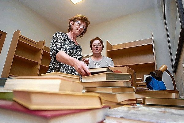 Birgit Ey und Wilma Behrens sortierten die gespendeten Bücher. - © FOTO: JOERN SPREEN-LEDEBUR