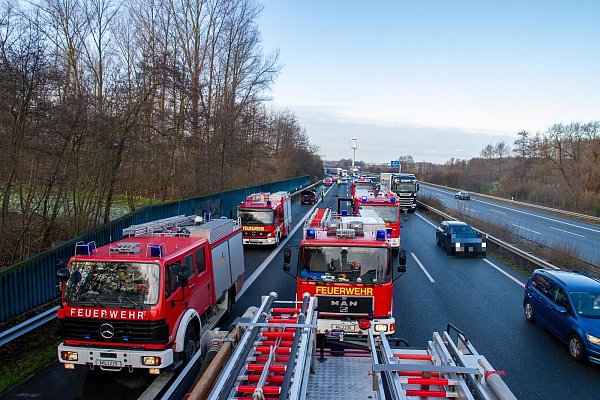 Die Feuerwehr sicherte die Einsatzstelle ab. - © Feuerwehr Porta/Michael Horst