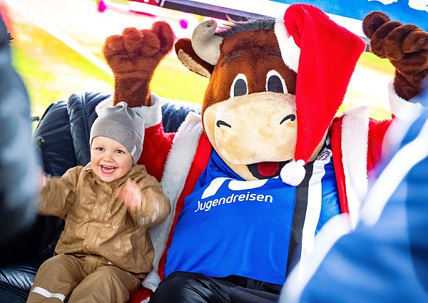 Levi kann mit drei Jahren noch nicht so gut Fußball spielen - Lohmann wird aber sicher bald helfen können. - © Barbara Franke