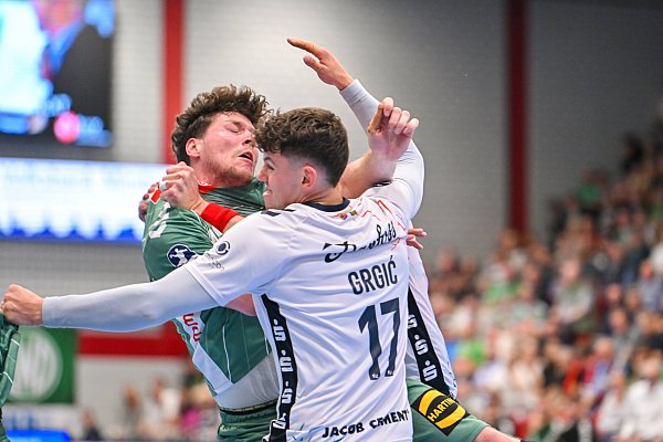 Die Szene ist bezeichnend: Mindens Philipp Vorlicek (links) prallt an der Flensburger Abwehr – hier mit Nationalspieler Marko Grgic – ab. Foto: - © Angela Metge