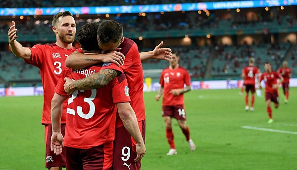 Nach dem 3:1 durch Shaqiri war die Partie entschieden (2.vl). - © Ozan Kose/AFP Pool/dpa