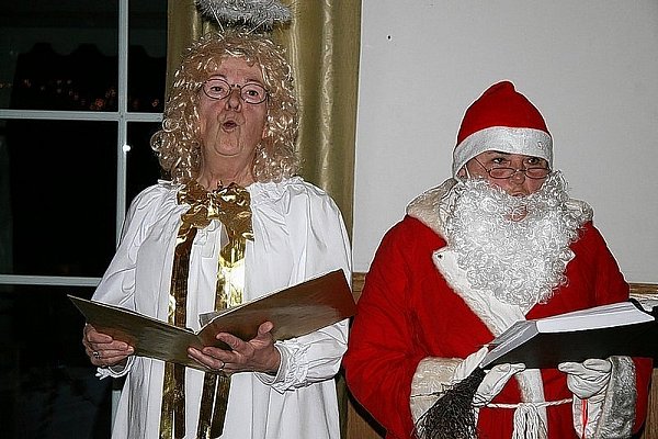 Brunhild Ibrügger (l.) und Doris Deppe kamen als Adventboten aus dem Himmel.